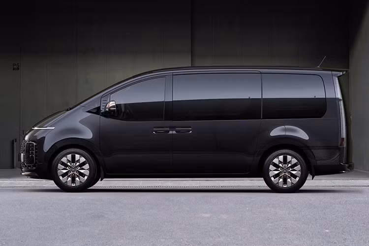 Nhìn thoáng qua, không dễ để nhận ra những chi tiết mới ở ngoại thất của Hyundai Staria 2026. Tuy nhiên, khi so sánh trực tiếp với phiên bản cũ, có thể thấy mẫu xe này được trang bị dải đèn LED liền mạch kéo dài toàn chiều rộng phía trước, hai bên khắc logo Staria, cụm đèn chiếu sáng thấp được tích hợp gọn gàng hơn và họa tiết mới cho các khe hút gió làm mát ở cản trước.