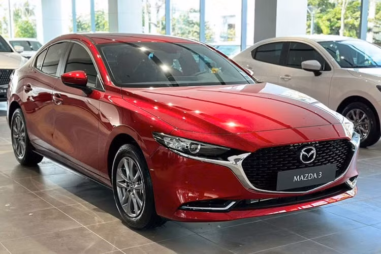 Sedan cỡ C: Mazda 3 ﻿Dù phân khúc sedan hạng C đang bị thu hẹp, Mazda 3 vẫn duy trì phong độ ổn định với 2.546 xe bán ra, bỏ xa Kia K3 ở vị trí thứ hai với 1.489 xe. Các mẫu xe khác như Honda Civic, Hyundai Elantra hay Toyota Corolla Altis đều ghi nhận doanh số thấp hơn hẳn do tập trung vào nhóm khách hàng ngách. Sự hài hòa giữa thiết kế và giá thành giúp Mazda 3 trở thành mẫu sedan hạng C triển vọng nhất cho ngôi vương năm 2025.