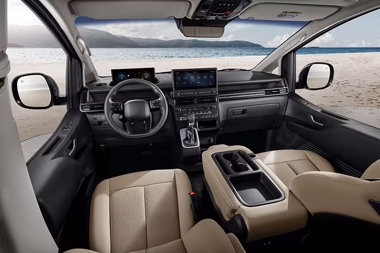 Nội thất của mẫu MPV này cũng không thay đổi bố cục tổng thể, nhưng nhiều chi tiết quan trọng đã được nâng cấp. Cả bảng đồng hồ kỹ thuật số và màn hình thông tin giải trí đều tăng kích thước từ 10,25 inch lên 12,3 inch, chạy phần mềm mới nhất của Hyundai đồng thời hỗ trợ cập nhật qua mạng (OTA).