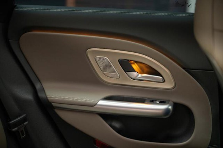 Khả năng thu hồi năng lượng có sẵn trên cả tám cấp số, với tỷ lệ thu hồi tối đa 25kW, giúp cải thiện hiệu quả năng lượng tổng thể. Tổng công suất từ ​​động cơ đốt trong và động cơ điện là 208 mã lực, với mô-men xoắn cực đại 380 Nm.