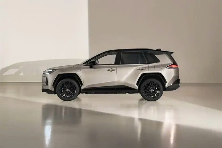 Hệ thống này được hỗ trợ bởi mô-tơ điện công suất 136 PS ở cầu trước và mô-tơ 54 PS ở cầu sau, tạo thành hệ dẫn động bốn bánh điện tử E-Four. Tổng công suất toàn hệ thống đạt 241 PS, mang lại sự cân bằng giữa hiệu suất và khả năng tiết kiệm nhiên liệu.