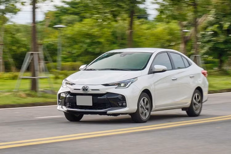Sedan cỡ B: Toyota Vios ﻿Toyota Vios củng cố vị thế dẫn đầu với doanh số tích lũy đạt 11.452 xe, tạo cách biệt hơn 2.000 chiếc so với đối thủ trực tiếp Honda City (9.214 xe). Trong bối cảnh thời gian còn lại của năm tài chính không còn nhiều, khả năng lật ngược thế cờ của các đối thủ là rất thấp. Do đó, Vios nhiều khả năng sẽ chắc suất vị trí số một phân khúc sedan cỡ B năm 2025