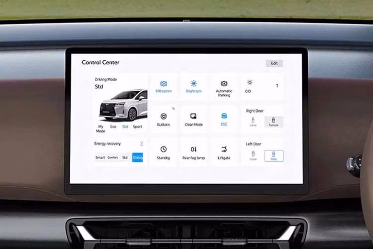 Ngoài ra, Wuling Darion EV còn có màn hình giải trí trung tâm 12,8 inch và bảng đồng hồ kỹ thuật số phía sau vô-lăng. Danh sách trang bị cụ thể dành cho thị trường Việt Nam hiện chưa được Wuling công bố đầy đủ.