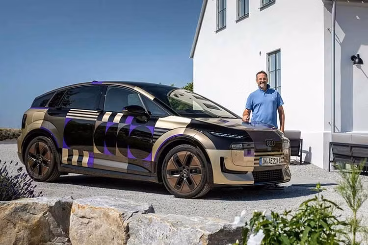 Audi A2 e-tron 2027 được phát triển trên nền tảng MEB+ của Tập đoàn Volkswagen, kết hợp kiến trúc điện 400V. Đây là mẫu xe điện cỡ nhỏ hướng tới khả năng tiết kiệm năng lượng và tối ưu chi phí vận hành. Xe sở hữu cụm pin lithium-sắt-phốt phát (LFP) với thiết kế cell-to-pack, trong đó các cell pin được liên kết trực tiếp với vỏ cụm pin thay vì bố trí qua nhiều mô-đun trung gian.