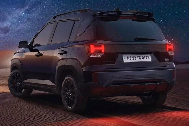 Mẫu SUV 5 chỗ cỡ nhỏ gây chú ý với diện mạo tối màu, loạt chi tiết trang trí riêng và phong cách thể thao, hướng đến nhóm khách hàng yêu thích sự cá tính. Hyundai Exter Knight Edition được tạo điểm nhấn bằng hàng loạt chi tiết ngoại thất sơn đen, mang đến diện mạo mạnh mẽ và có phần huyền bí.