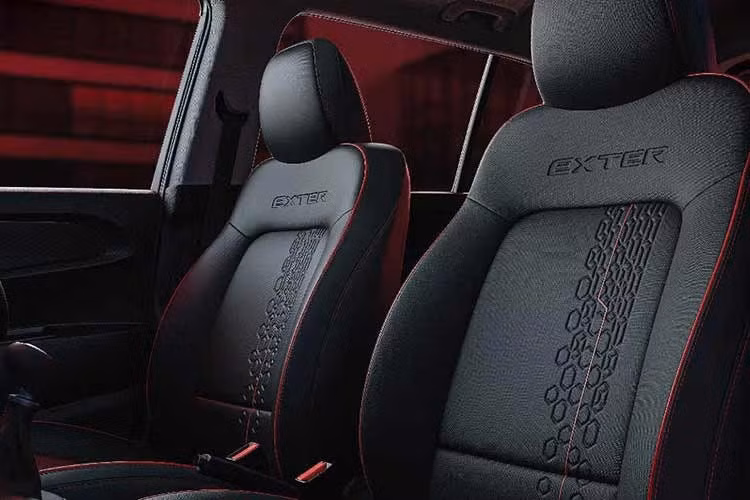 Xe được trang bị vô-lăng D-cut bọc màu đen, ghế bán nỉ tối màu cùng hệ thống đèn chiếu sáng chân màu hổ phách. Danh sách trang bị tiện nghi trên Exter Knight Edition khá đầy đủ, gồm màn hình cảm ứng trung tâm 8 inch hỗ trợ kết nối smartphone, cửa sổ trời đơn, điều hòa tự động, sạc điện thoại không dây, camera hành trình và hệ thống kết nối xe.