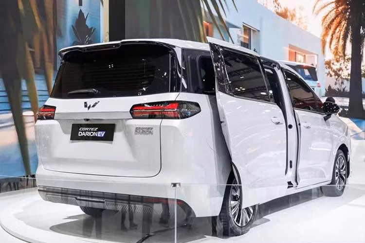 Wuling Darion EV có kích thước dài 4.910 mm, rộng 1.850 mm và cao 1.770 mm, trong khi chiều dài cơ sở đạt 2.910 mm. Với thông số này, mẫu MPV mới có kích thước nằm giữa Toyota Innova Cross và Kia Carnival. Điểm đáng chú ý trong thiết kế ngoại thất là cửa trượt bên hông mang lại thuận tiện khi hành khách ra vào xe, đặc biệt trong không gian đỗ xe chật hẹp.