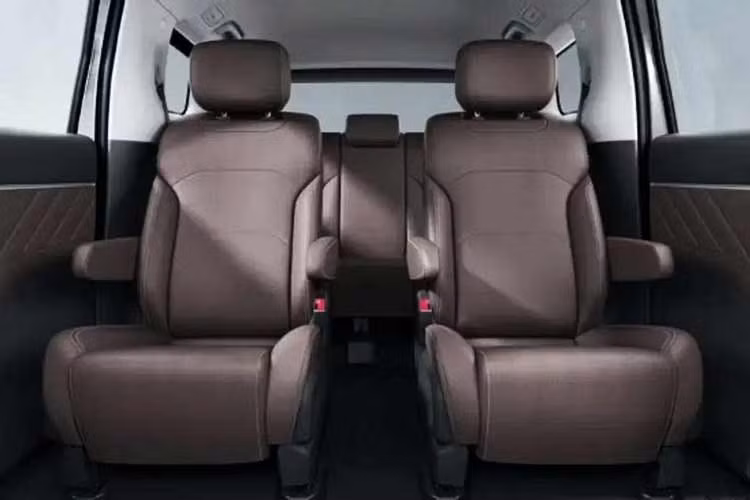 Theo thông tin từ tư vấn bán hàng, Darion EV tại Việt Nam có khả năng đi 450 - 500km sau mỗi lần sạc đầy. Xe sở hữu cổng sạc CCS2 tiêu chuẩn châu Âu, hỗ trợ sạc nhanh DC từ 30 - 80% trong khoảng 20 phút, trong khi sạc AC từ 20 - 100% mất khoảng 9 giờ.