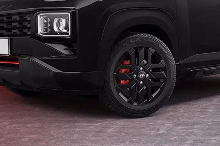Cản trước, cản sau và ốp lườn hai bên thân xe được sơn màu xám đậm metallic. Phía sau xe còn xuất hiện biểu tượng Knight Edition đặc trưng. Khách hàng có thể lựa chọn 5 màu sơn ngoại thất gồm Đen Titanium, Trắng Atlas, Xám Titan, Đen Starry Night và Vàng Đồng Golden Bronze.