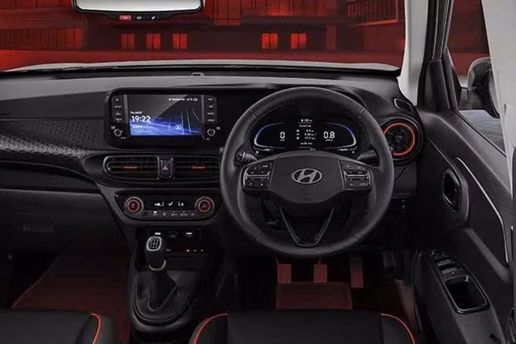 Về an toàn, mẫu SUV cỡ nhỏ 5 chỗ Exter Knight Edition mới này còn sở hữu 6 túi khí an toàn tiêu chuẩn, hệ thống cân bằng điện tử ESC, cảm biến áp suất lốp cùng cảm biến và camera lùi.