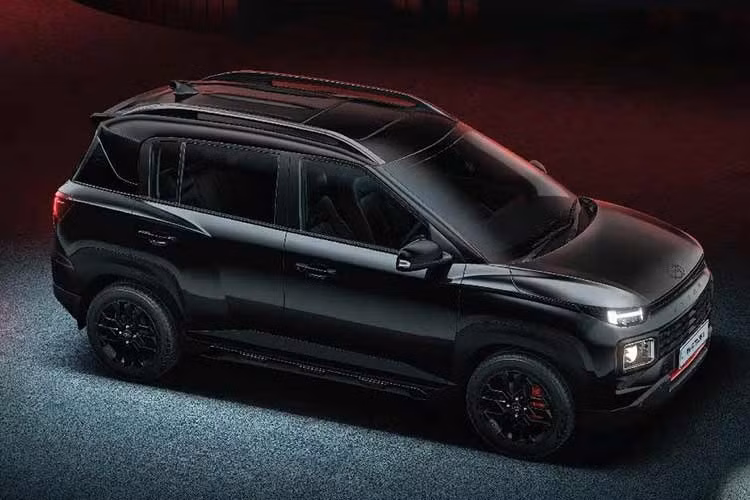 Logo Hyundai và dòng chữ Exter ở cả phía trước lẫn phía sau đều được hoàn thiện màu đen mờ. Hyundai Exter Knight Edition sử dụng bộ mâm hợp kim 15 inch sơn đen thể thao, kết hợp cùm phanh trước màu đỏ tạo điểm tương phản.