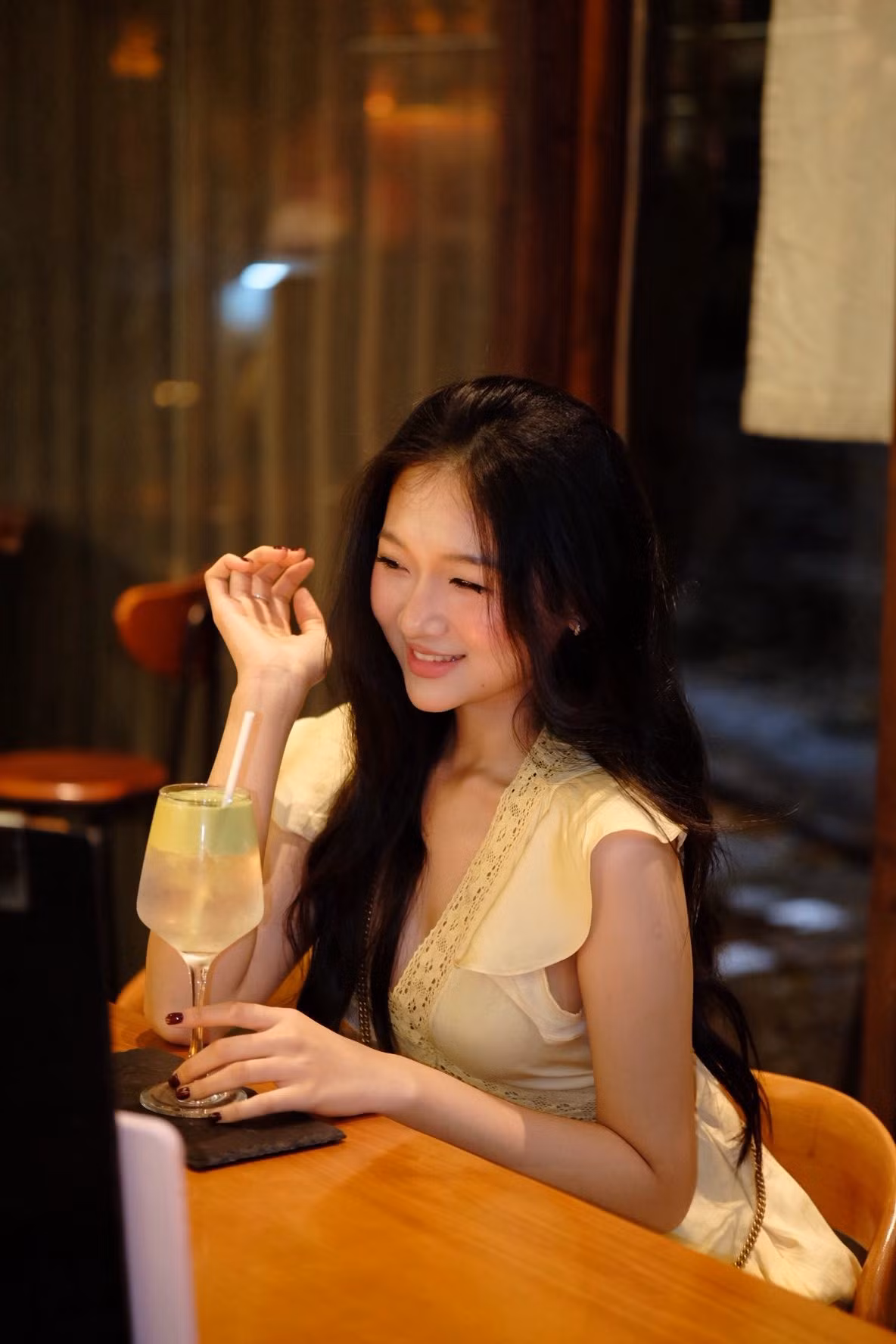 Những bức ảnh đời thường của Thiên Thanh đều nhận về lượng tương tác cao, nhiều người thậm chí còn nhận xét: "Visual đứng cạnh Trung Kiên là quá hợp", "Đúng kiểu trai tài - gái sắc".