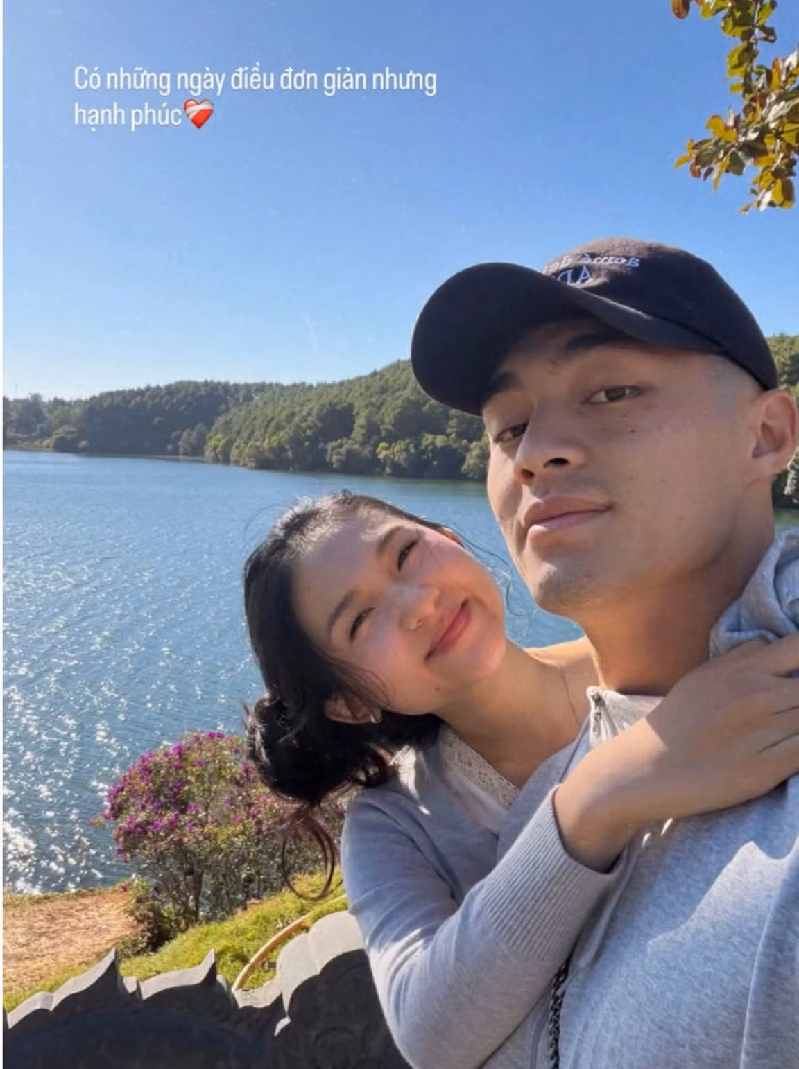 Mới đây, thủ môn U23 Việt Nam là Trần Trung Kiên đã có động thái khiến netizen chắc chắn 100% cả hai đang hẹn hò. Theo đó, trên Instagram cá nhân, anh chàng đã vô tình đăng tải khoảnh khắc cực kỳ thân mật bên một cô gái xinh đẹp.