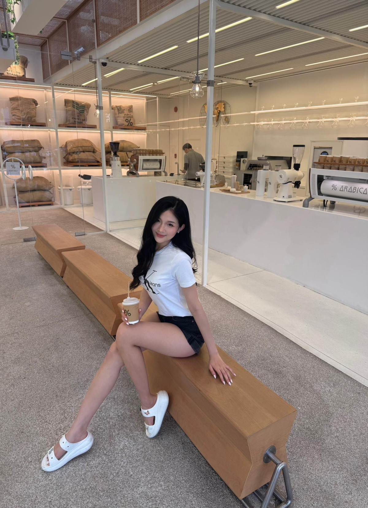 Chưa kịp nguội, netizen tiếp tục đào ra loạt ảnh hẹn hò ngoài đời thực của Trung Kiên và bạn gái. Cả hai bị bắt gặp cùng đi ăn, ngồi đối diện trò chuyện thoải mái, không khí thân mật như những cặp đôi khác.