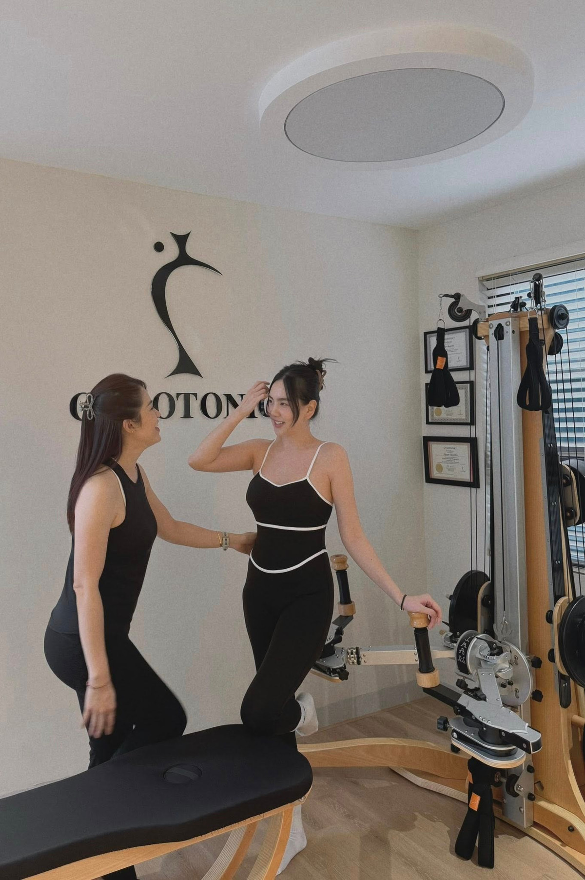 Diện bộ đồ tập ôm sát, Mai Ngọc khoe vòng eo gọn gàng, đôi chân săn chắc cùng vóc dáng đầy đặn nhưng vô cùng khỏe khoắn. Nhìn hình ảnh này, khó ai tin rằng cô vừa trải qua ca sinh mổ cách đây hơn 4 tháng.