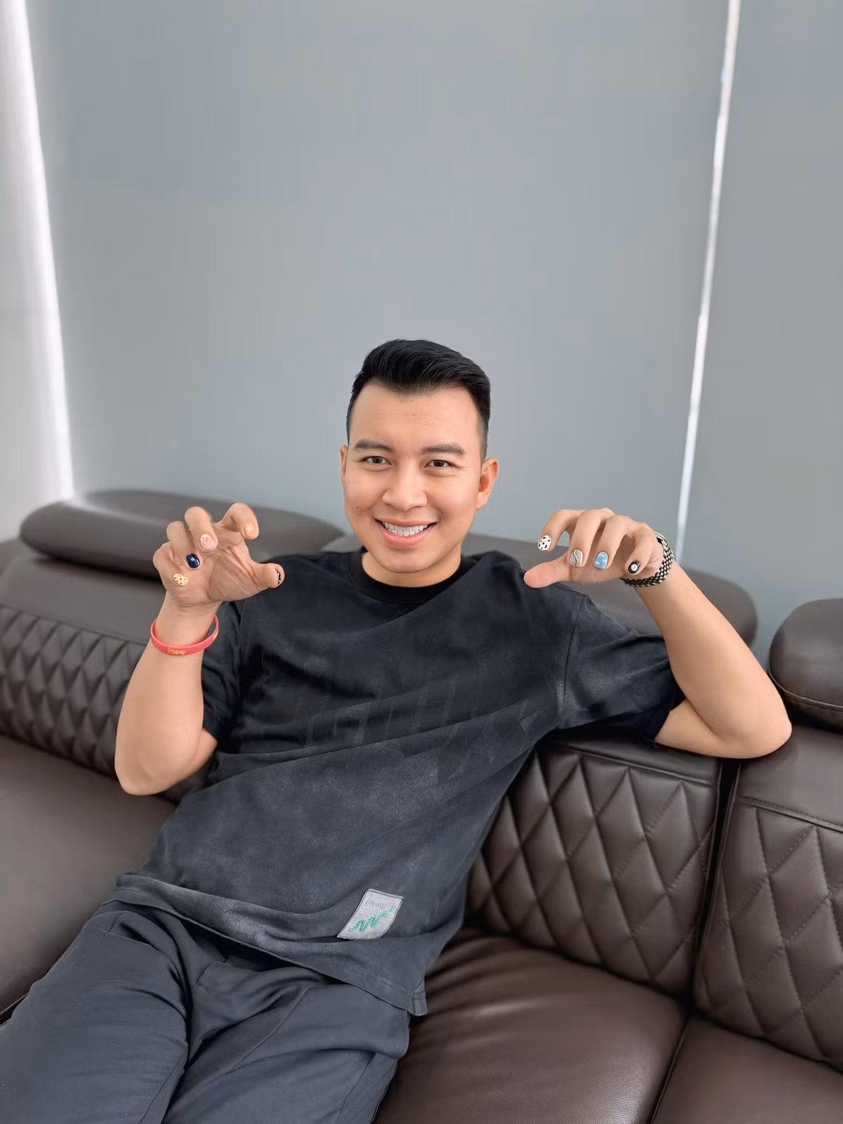 Ở một clip khác khi quay ở chợ, nhiều người bán hàng còn khẳng định chắc nịch Thái Hoà là người nước ngoài, ở Hàn Quốc hoặc Thái Lan, không phải là người Việt Nam. Từ đây anh chàng cũng được đà giới thiệu mình là ca sĩ, sang Việt Nam để quay MV ca nhạc.