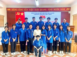 Tuấn Anh (ngồi hàng đầu tiên) bên cô giáo chủ nhiệm Hoàng Tình (trang phục trắng) và các bạn trong lớp trong ngày được kết nạp Đoàn. Ảnh: GVCC