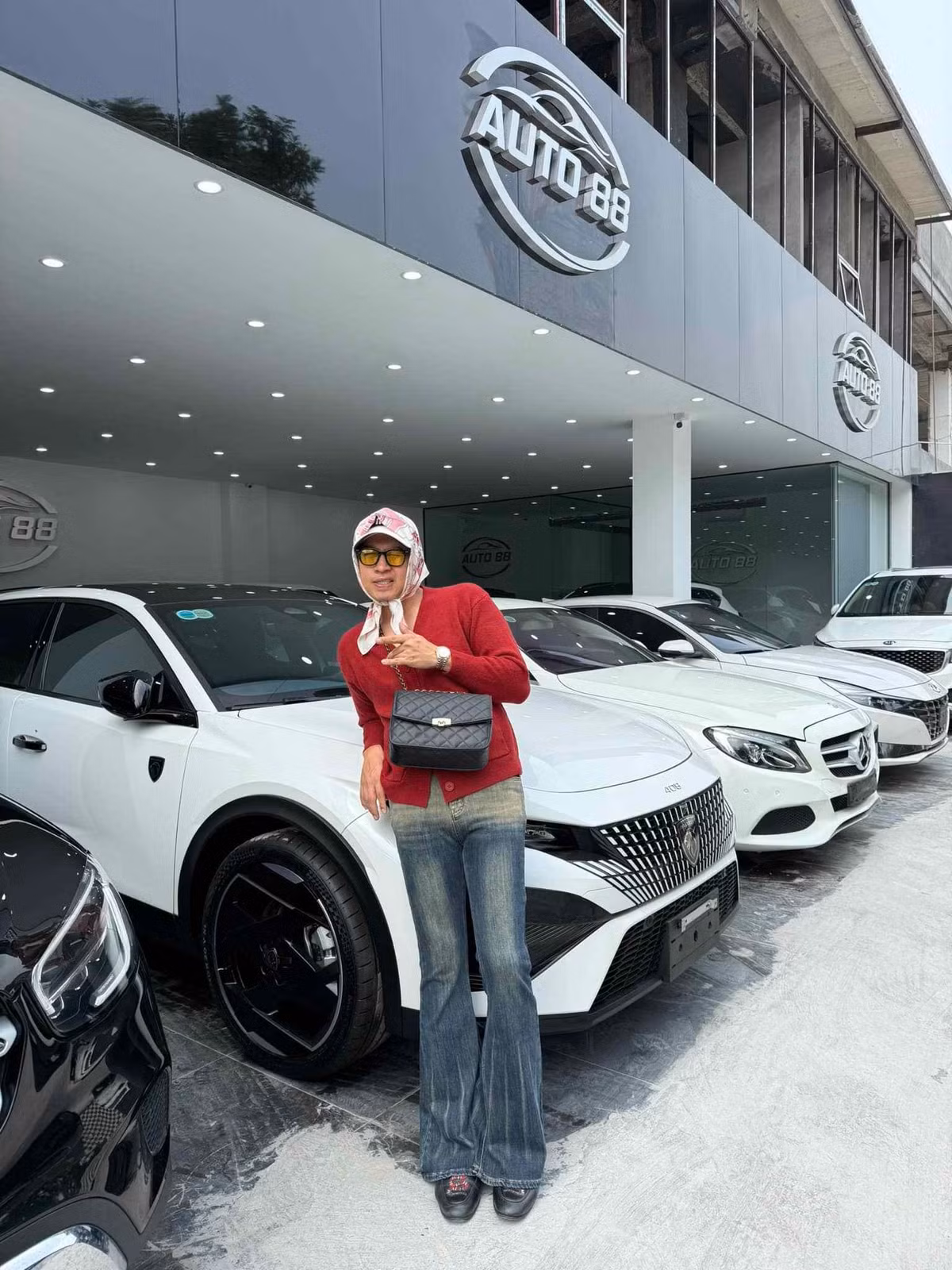 Từ hồi cuối tháng 11/2024 - thời điểm trend hoá thân thành G-Dragon viral, TikToker có tên Thái Hoà 88 đã khiến dân tình phải bật cười vì những màn đu trend hài hước của mình.