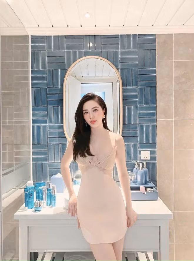 Bảo Thy từng là một trong những thần tượng đời đầu của thế hệ 8X – 9X, gắn liền với loạt bản hit như Công chúa bong bóng, Ngôi nhà hoa hồng, Xin đừng xát muối vào tim em...