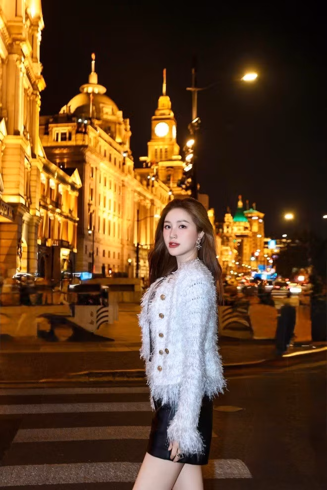 Sau gần hai thập kỷ, Bảo Thy vẫn giữ được nét đẹp trong trẻo, phong thái tự tin và lối sống tích cực. Người hâm mộ cho rằng cô là minh chứng sống cho câu nói: “Phụ nữ đẹp nhất khi biết yêu thương và chăm sóc chính mình.”