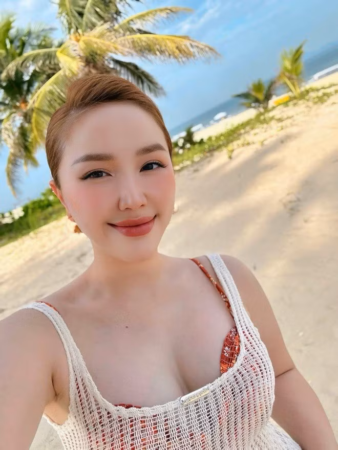 Bảo Thy của hiện tại không chỉ đẹp hơn về nhan sắc, mà còn rạng rỡ hơn bởi sự bình yên, viên mãn và tự tin trong tâm hồn – một “công chúa bong bóng” đã trưởng thành, nhưng vẫn mãi là biểu tượng thanh xuân trong lòng khán giả Việt.