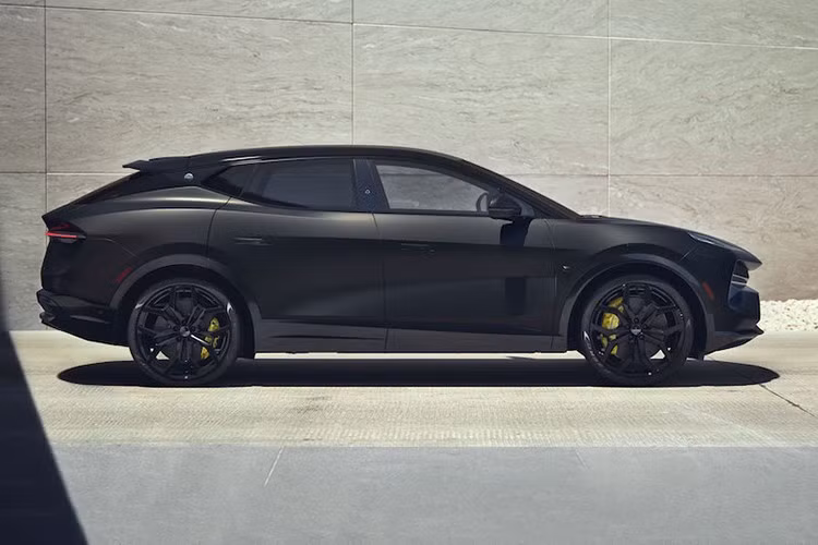 Con số này cao hơn nhiều so với công nghệ Lotus Technology, có trụ sở tại Anh quốc, đã cung cấp cho phiên bản Eletre R chạy bằng pin, với công suất tối đa lên đến 905 mã lực và mô-men xoắn cực đại 727 pound-feet (985 Nm). Nền tảng hybrid của mẫu xe thể thao đa dụng sắp ra mắt hoạt động ở mức 900 vôn, cao hơn 100 vôn so với phiên bản chạy bằng pin.