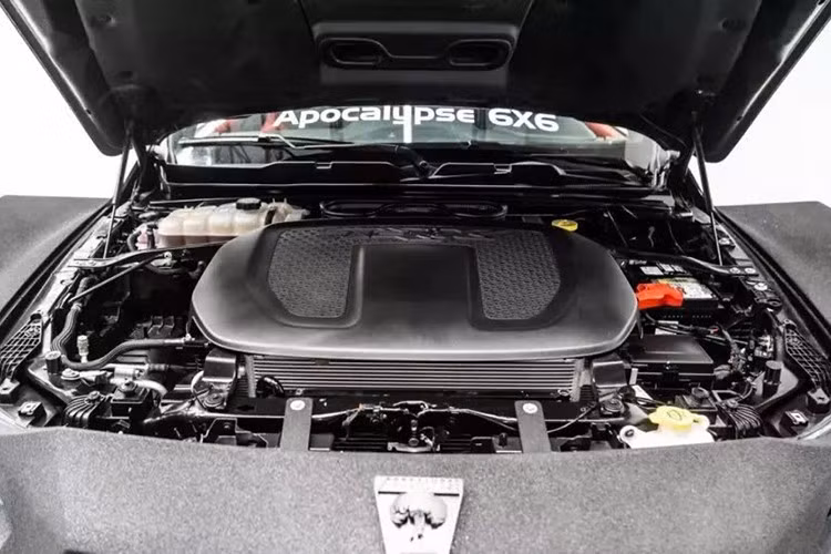 Chiếc xe bán tải "khủng long" Apocalypse Juggernaut 6x6 đặc biệt này sở hữu khối động cơ V8 HEMI 6,4 lít sản sinh công suất tới 702 mã lực với hệ dẫn động sáu bánh, rất mạnh mẽ.