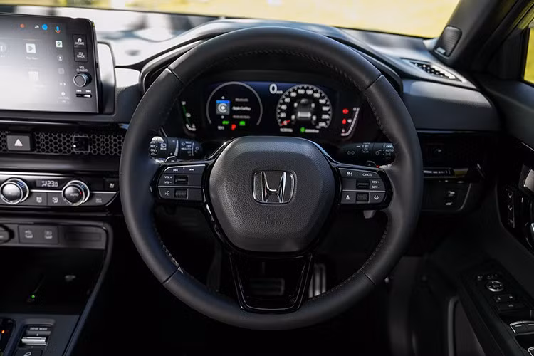 Hộp số e-CVT, tiêu hao nhiên liệu trung bình khoảng 19.6 km/l (bản e:HEV RS 2WD). CR‑V hoạt động linh hoạt với các chế độ lái: Engine Drive, Hybrid Drive và EV Drive Mode — cho phép chạy hoàn toàn bằng điện ở tốc độ thấp nếu pin đủ.