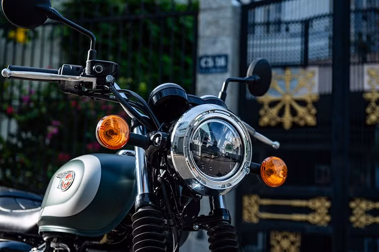 Đèn pha và xi-nhan tròn sử dụng công nghệ LED giúp giữ lại vẻ hoài cổ nhưng nâng tầm khả năng chiếu sáng. Tay lái đặt cao hơn bình xăng và yên, đem đến tư thế ngồi thẳng và thoải mái khi di chuyển qua phố đông.