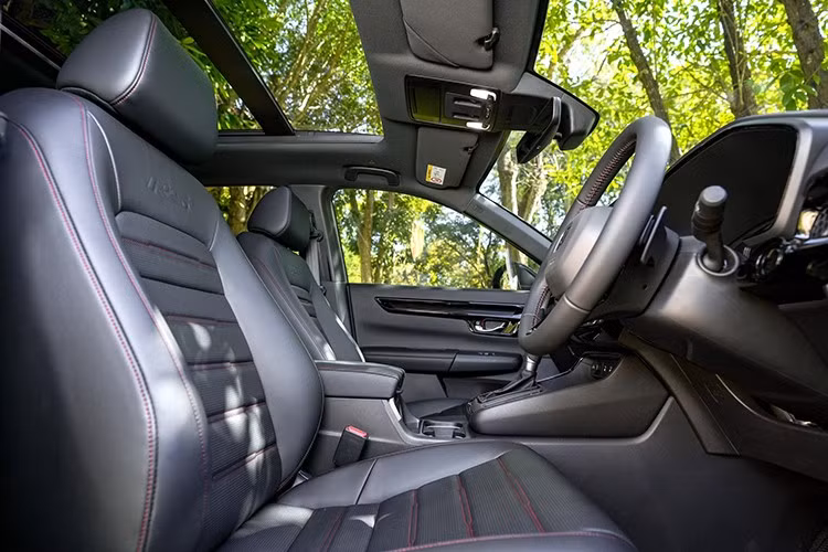 Tại thị trường Thái Lan, Honda CR-V e:HEV 2026 có giá bán dao động từ 1.399.000 đến 1.729.000 Baht (tương đương từ 1,15 đến 1,4 tỷ đồng). Tất cả xe được nhập khẩu nguyên chiếc (CBU) từ Nhật Bản.