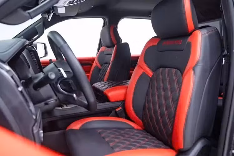 Khoang hành khách của Mega Juggernaut có thể chứa hành khách cao tới 2,1 mét. Ghế ngồi màu đỏ và đen bền bỉ nhưng vẫn thời trang, bọc nệm chống chịu thời tiết.