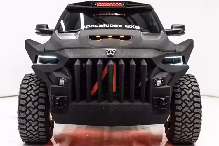 Con quái vật này giá bao nhiêu...? Hiện SoFlo đang bán chiếc Apocalypse Juggernaut 6x6 này với giá 240.000 USD (tương đương khoảng 6,27 tỷ đồng), khá rẻ so với các mẫu xe độ bán tải như Mercedes-Benz G63 6x6.