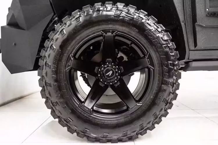 Xe được trang bị vòng chữ D và điểm phục hồi ở lưới tản nhiệt và cản xe, cho phép giải cứu những chiếc xe bị kẹt trong điều kiện địa hình khó khăn. Cabin xe lại mang đến một câu chuyện hoàn toàn khác.