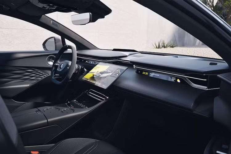 Ông Feng Qingfeng cũng xác nhận thêm rằng hệ thống treo khí nén hai buồng và hệ thống ổn định chủ động 48 volt sẽ được trang bị cho Eletre PHEV, và sắp tới, một phiên bản plug-in hybrid thứ 2 sẽ được bổ sung vào dòng sản phẩm.