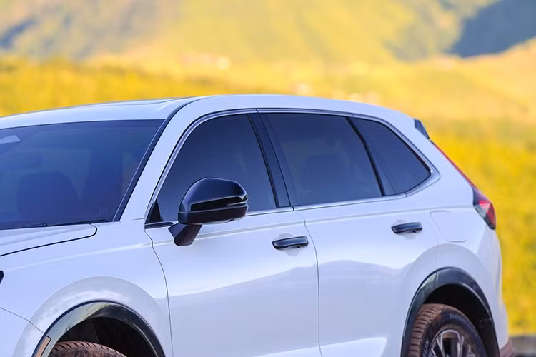 Hệ thống Honda CONNECT với khóa kỹ thuật số Digital Key, camera 360°, cảm biến đỗ xe trước/sau, và màn hình đồng hồ TFT kích thước 10.2 inch. Phiên bản từ e:HEV ES trở lên còn có hệ thống âm thanh cao cấp BOSE và nội thất cao cấp hơn.