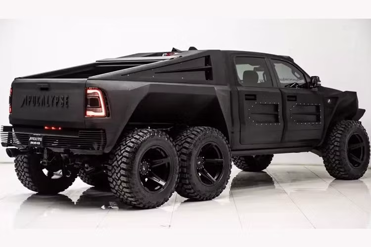 Chiếc xe mạnh mẽ này được thiết kế và chế tạo bởi SoFlo Customs hợp tác với Off Road Armored Coating. Xe được trang bị bộ nâng gầm tùy chỉnh và sử dụng vành Black Apoc 22 inch cùng lốp Ridge Blade 40 inch, giúp xe vượt qua mọi địa hình như đá, ổ gà và đường đèo dốc.