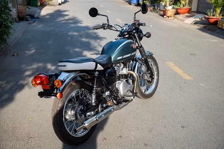 Mẫu môtô Kawasaki W230 vừa được ra mắt tại Việt Nam, trở thành một trong những lựa chọn xe phân khối lớn dáng hoài cổ rẻ nhất trên thị trường hiện tại. Cụ thể, Kawasaki W230 có giá niêm yết chính hãng chỉ từ 124,9 triệu đồng.