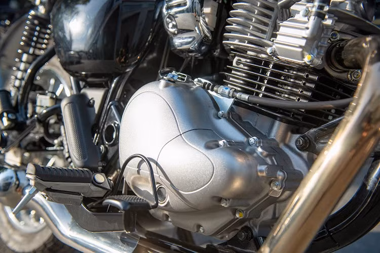 Động cơ của Kawasaki W230 2025 được đổi bưởng máy tròn trịa và pô hình chai kiểu cổ điển, có khả năng cung cấp công suất tối đa 18 mã lực tại 7.000 vòng/phút và mô-men xoắn cực đại 18,6Nm tại 5.800 vòng/phút, động cơ nằm trong khung thép ống.