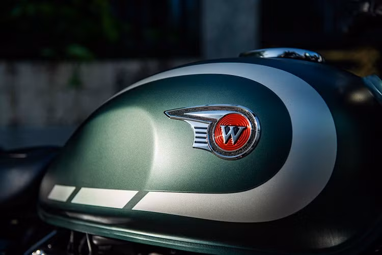 Xe được trang bị bình xăng hình giọt nước dung tích 12 lít. Tại Việt Nam, W230 được phân phối với một tùy chọn màu duy nhất: lục nhám ánh kim (Metallic Matte Dark Green).