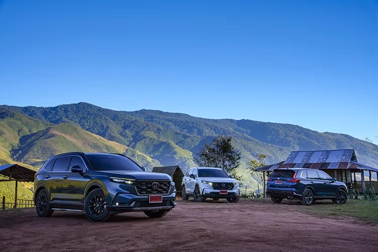 Honda CR-V 2026 phiên bản nâng cấp đã được giới thiệu tại thị trường Thái Lan với nhiều nâng cấp đáng chú ý. Về ngoại hình, CR‑V e:HEV 2026 giữ kích thước tổng thể dài 4.694 mm, rộng 1.864 mm, cao 1.692 mm, trục cơ sở 2.700 mm, chiều cao gầm 198 mm (2WD) hoặc 208 mm (4WD). Dung tích bình nhiên liệu 57 lít.