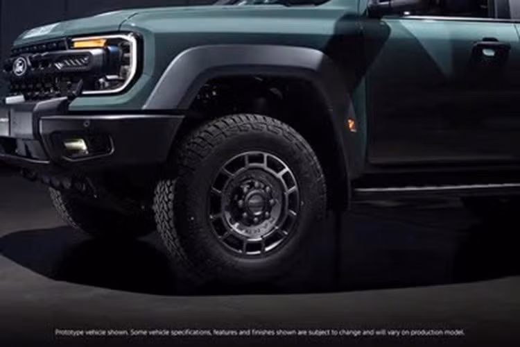 Ford Ranger Super Duty XLT 2026 sở hữu hệ thống khung gầm và treo được tinh chỉnh với khoảng sáng gầm tăng thêm, lốp địa hình cỡ lớn và ống thở tiêu chuẩn, cho phép xe lội nước sâu tới 850 mm.