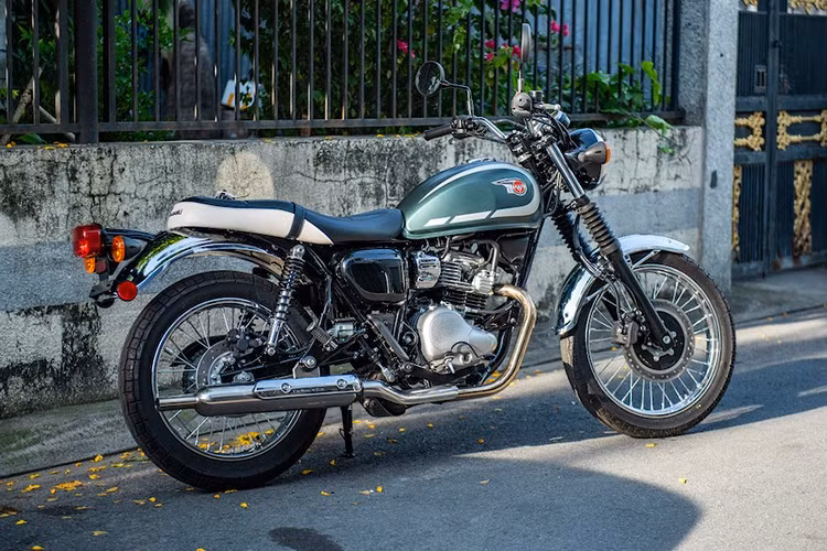 Mang DNA đặc trưng của dòng W – vốn ra đời từ giữa thập niên 1960, Kawasaki W230 kế thừa phong cách retro đơn giản nhưng đầy cá tính. Mẫu xe hướng tới nhóm khách hàng trẻ yêu thích di chuyển, khám phá và tìm kiếm trải nghiệm lái dễ tiếp cận.