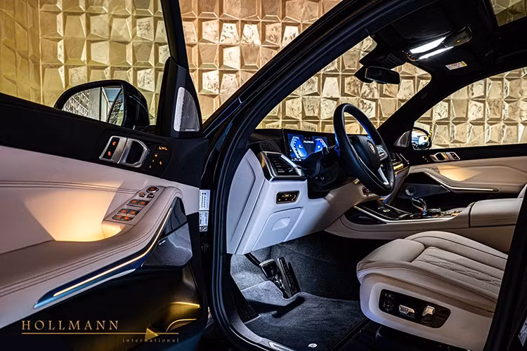 Giá khởi điểm của mẫu xe này tại Hoa Kỳ là 151.050 đô la, còn giá khởi điểm của Alpina XB7 2026 là 157.175 đô la. Bên cạnh Alpina XB7, BMW X7 còn có các phiên bản M60i và xDrive40i. Phiên bản M60i có công suất 523 mã lực, giá khởi điểm 113.900 USD, và phiên bản xDrive40i có công suất 375 mã lực, giá khởi điểm 86.700 USD.