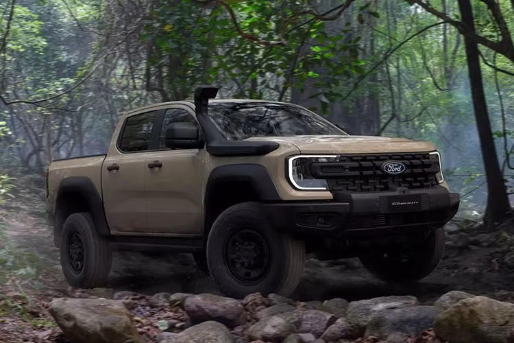 Dưới nắp ca-pô, Ranger Super Duty XLT được trang bị động cơ diesel V6 3.0L tăng áp, sản sinh công suất 207 mã lực và mô-men xoắn cực đại 600 Nm. Xe sử dụng hộp số tự động 10 cấp kết hợp hệ dẫn động 4 bánh toàn thời gian với khóa vi sai cầu trước và sau. Xe có khả năng kéo tối đa lên tới 4.500 kg – mức cao nhất trong phân khúc bán tải hạng trung.