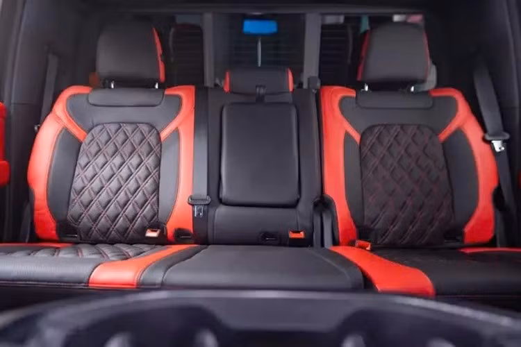 Apocalypse khẳng định không gian xe phù hợp với những người lớn có chiều cao trên 2,1m; đi kèm với hệ thống âm thanh stereo đến từ thương hiệu Harman Kardon, màn hình thông tin giải trí 12 inch với khả năng quan sát toàn cảnh thân xe.