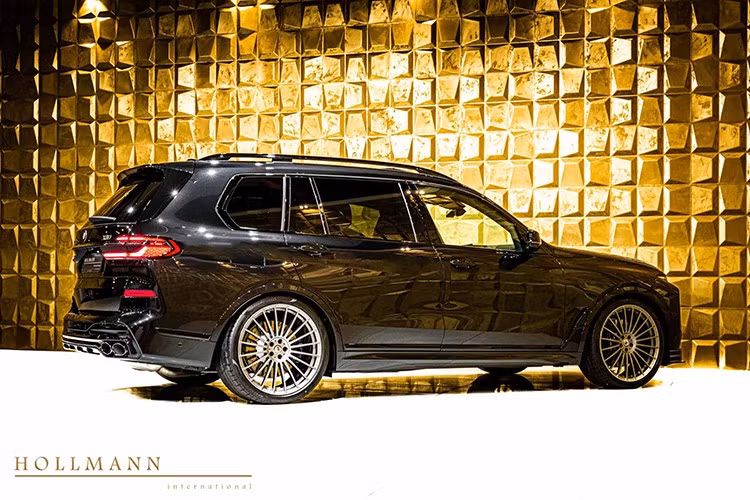 Quãng đường di chuyển của xe này chỉ 30 miles (50 km), vậy nên chiếc Alpina XB7 này hoàn toàn mới, và cũng là một phần của phiên bản nâng cấp, nổi bật với cụm đèn pha tách đôi và nhiều chi tiết khác.