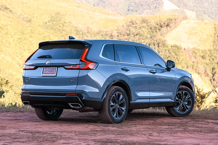 Hệ thống hỗ trợ an toàn cũng được bổ sung gồm cảnh báo điểm mù (Blind Spot Monitoring – BSM), cảnh báo phương tiện cắt ngang khi lùi (Cross Traffic Monitor – CTM), cùng với kết nối Google Built‑in.