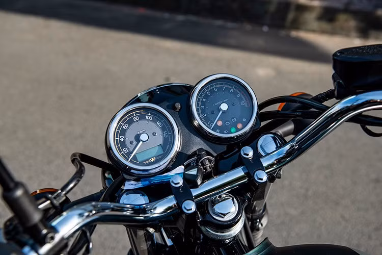 Toàn bộ hệ thống gương chiếu hậu, chắn bùn trước sau của Kawasaki W230 mạ crôm bóng loáng gợi nhắc phong cách môtô cổ điển thập niên trước. Xe sử dụng cụm đồng hồ đôi đặt trước tay lái: một đồng hồ hiển thị tốc độ và mức nhiên liệu, đồng hồ còn lại cho biết vòng tua, cấp số cũng như các cảnh báo động cơ.