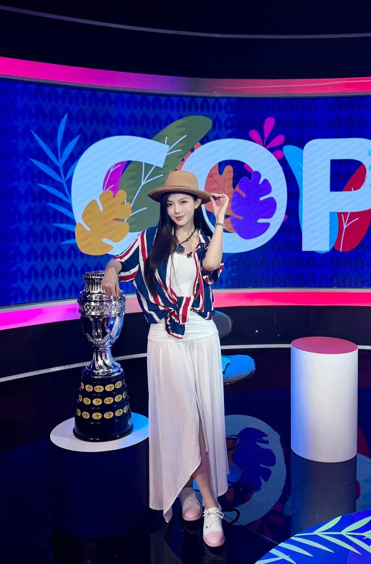 Trong suốt 10 năm, Tú Linh không chỉ là “bóng hồng” trên sóng truyền hình mà còn là người truyền cảm hứng, góp phần thay đổi định kiến về phụ nữ trong lĩnh vực bình luận thể thao – vốn được cho là sân chơi của nam giới.