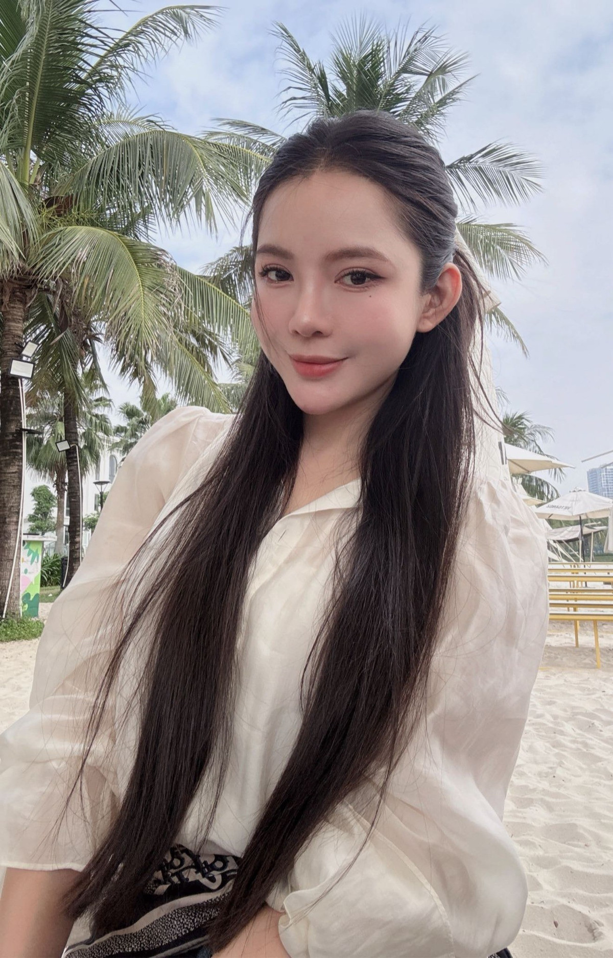 Ngoài vai trò MC, Tú Linh còn thử sức ở lĩnh vực kinh doanh, đồng thời tích cực tham gia các hoạt động thể thao như Pickleball – môn thể thao đang trở thành xu hướng trong cộng đồng trẻ. Điều này càng tô đậm hình tượng một phụ nữ hiện đại: độc lập, bản lĩnh và luôn hướng đến sự cân bằng giữa công việc – gia đình – đam mê.